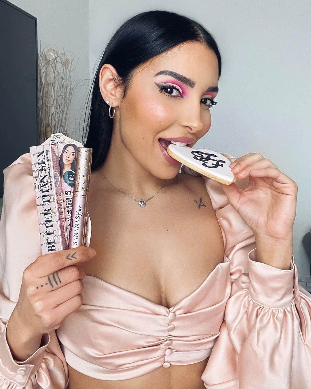 sananasのインスタグラム：「Aujourd’hui c’est le Better Than Sex Day 🎀À l’occasion il y a -25% sur toute la gamme jusqu’à dimanche soir sur le site de Sephora 🎉Ils m’ont demandée si j’acceptais qu’ils  appliquent l’offre également sur le mascara qui porte mon design j’ai dit OUI OF COURSE ! 😍Sans hésitation ! Si vous voulez cette édition limitée n’hésitez pas c’est le moment de l’avoir en promo😘 #BetterThanSexMascara #TooFacedxSananas #TooFaced #TooFacedLovesFrance  @toofacedlovesfrance @toofaced @sephorafrance」