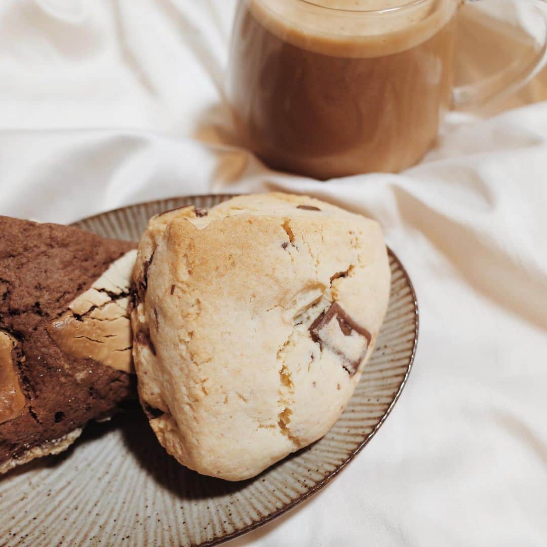 のインスタグラム：「Happy Valentine's Day🤎 息子と一緒に夫にスコーンを作りました☕️  ホットケーキミックスとバターと牛乳をまぜるだけ 簡単にできて楽しんでくれるので嬉しい」