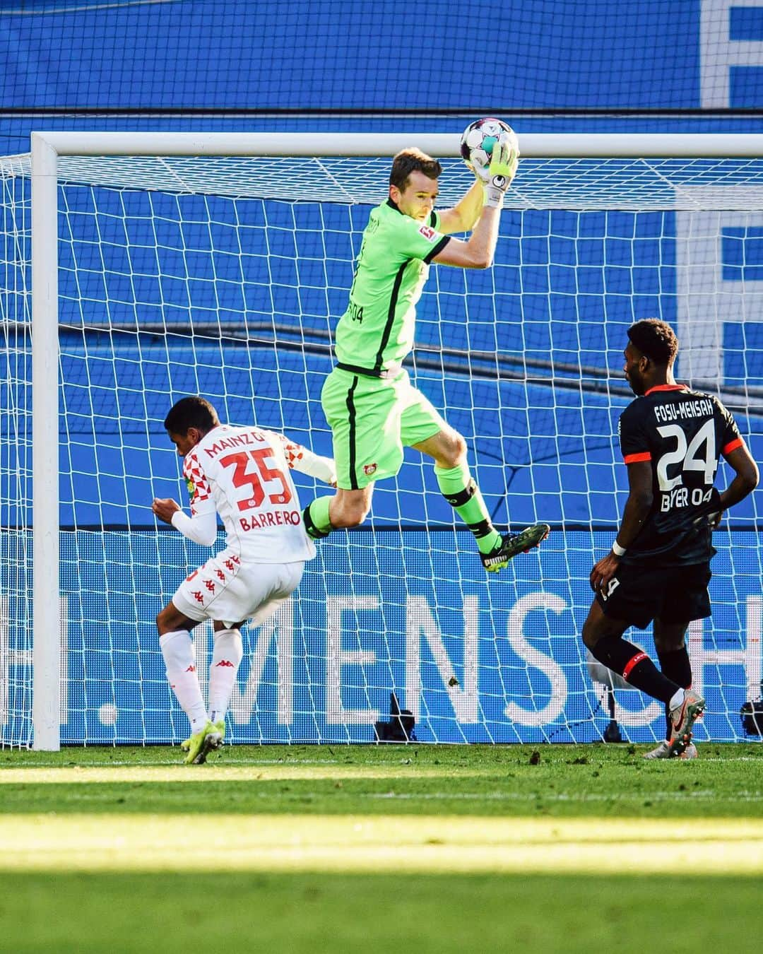 バイエル・レバークーゼンさんのインスタグラム写真 - (バイエル・レバークーゼンInstagram)「🧤⚽️ @lhradecky good job so far 👏  #B04M05 1-0」2月14日 0時08分 - bayer04fussball