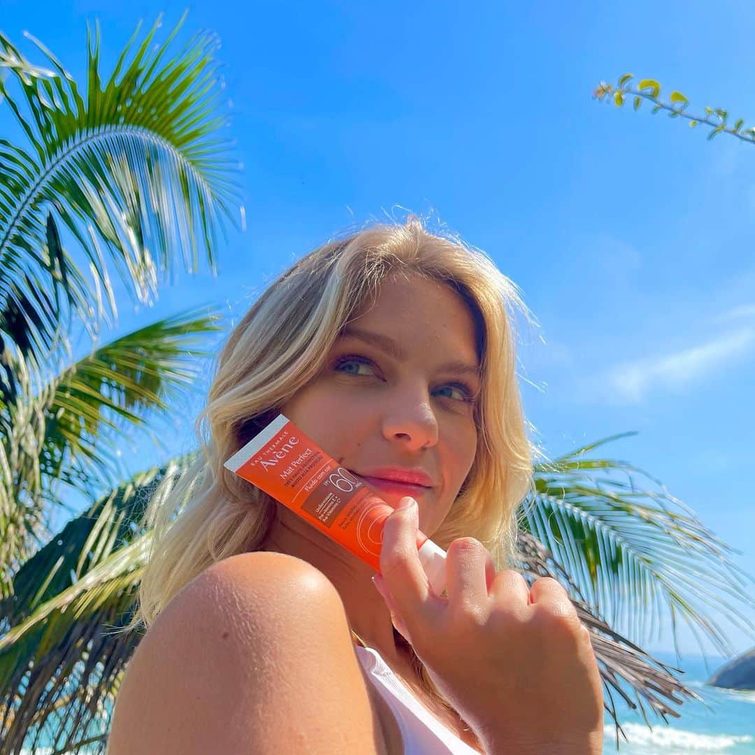 イザベラ・サントーニのインスタグラム：「Nesta época do ano, minha pele sempre fica um pouco mais oleosa e para curtir o verão feliz, só com o meu Mat Perfect! <3 @avenebrasil  . Este protetor solar é in-crí-vel 🥰Tem uma ação anti-oxidante derivada da vitamina C e antioleosidade derivada da vitamina E, além de uma supercobertura matte, com proteção fator 60, sensação de pele sequinha e toque confortável por até 12 horas.  . E ainda tem mais! Ele é eco-friendly, ou seja, com uma tecnologia que não agride os oceanos, nem os corais. Protege a pele e respeita o meio ambiente. Quero mais o quê? ❤️ . Deixei o link para compras nos stories e é só aplicar o código ISABELLA15 para aproveitar este produtinho que já é o meu favorito. Bora curtir ainda mais este verão?! 😉 #avenebrasil #eauthermaleavene #matperfectavene」