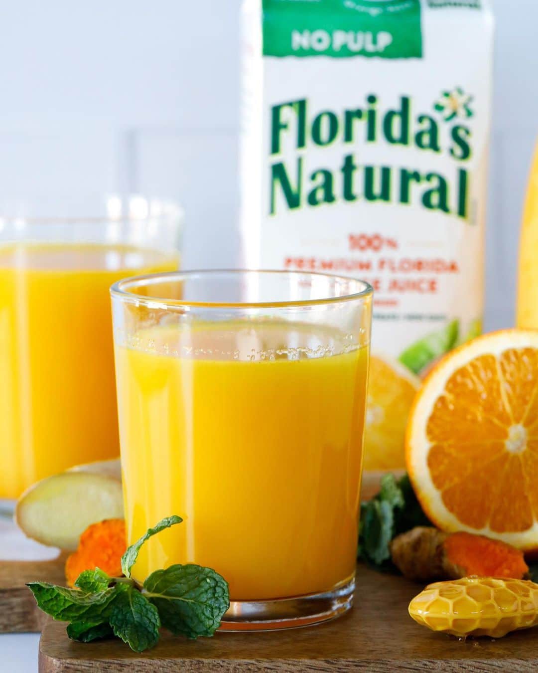 Easy Recipesのインスタグラム：「Looking to give your immune system a boost? Made with @floridasnatural Orange Juice, this Orange-Ade Immune Booster Drink is jam packed with immune boosting ingredients like fresh ginger, fresh turmeric, honey and lemon juice. Floridas Natural Orange Juice has no artificial flavors or ingredients, no added water or preservatives. #FloridasNatural #sponsored  Get more details and full recipe from the link in my bio.  https://www.cookinwithmima.com/orange-immune-booster-drink/」