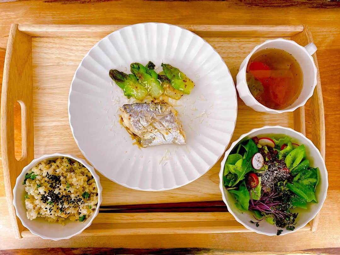 休日課長さんのインスタグラム写真 - (休日課長Instagram)「自炊。玄米太刀魚ルッコラの炊き込みごはん、太刀魚とアー菜のソテー、トマトとレタスの和風出汁スープ、バルサミコと玉ねぎの手作りドレッシングのサラダ。」2月14日 0時19分 - kyujitsu_kacho