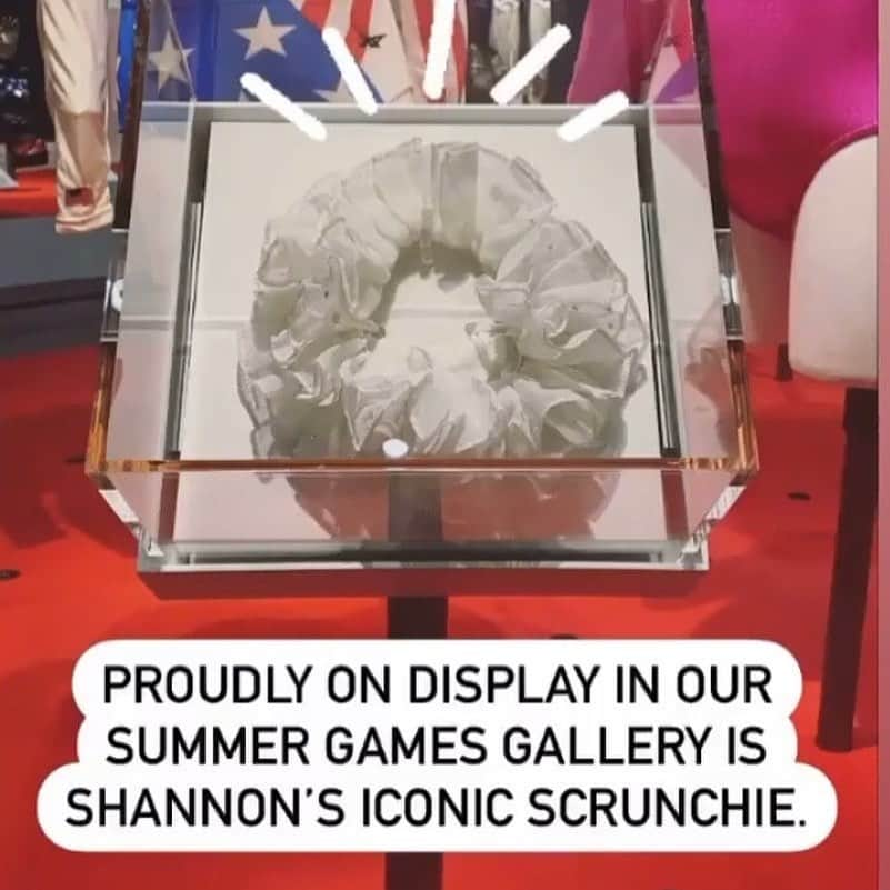 Inside Gymnasticsさんのインスタグラム写真 - (Inside GymnasticsInstagram)「Shannon Miller’s iconic scrunchie! 👑 Protect this at all costs! • @shannonmiller96 Officially displayed at the @usopmuseum and just in time for our 25th Anniversary....drum roll....it’s my white scrunchie!! 😀☺️😀☺️😀」2月14日 0時20分 - insidegym