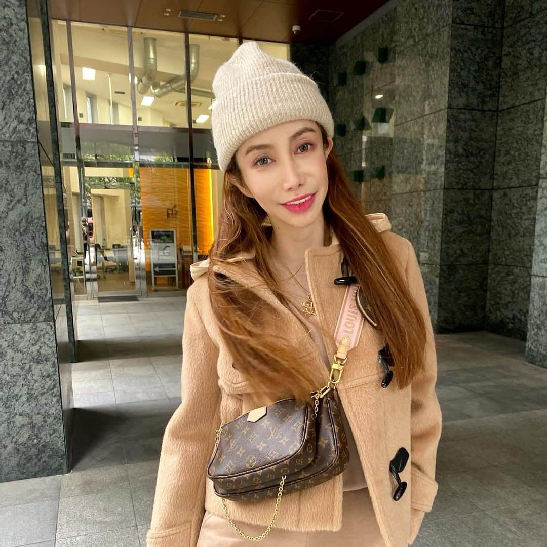 fashion dog loverのインスタグラム：「❤︎LV❤︎  #fashion#winter #winterfashion #fashionista #fashiongram #fashionstyle #fashionblogger #fashionlover #ootd #ootdfashion #outfit #outfitoftheday #louisvuitton #zara#ファッション#ファッションコーデ #ファッションスナップ #コーデ#コーディネート #コーデ記録 #ルイヴィトン #ザラ#ザラジョ #ザラコーデ #カジュアルコーデ #コート #ニットキャップ」