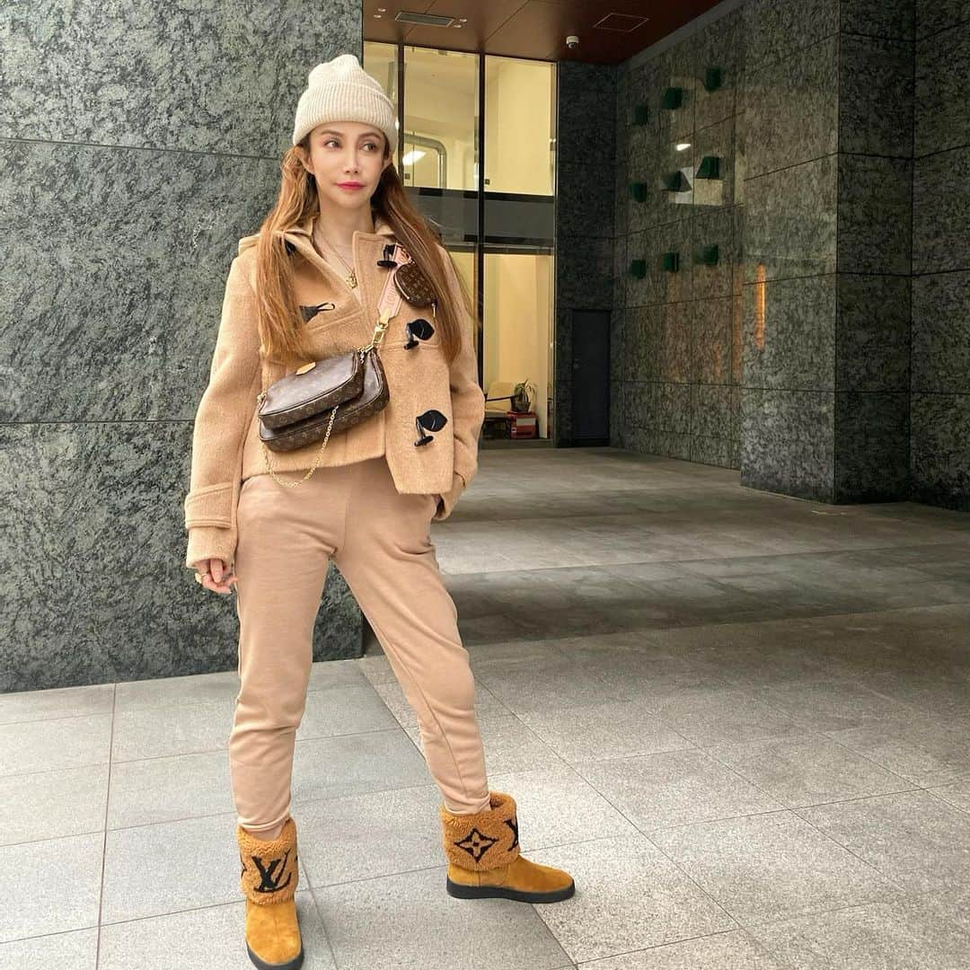 fashion dog loverさんのインスタグラム写真 - (fashion dog loverInstagram)「❤︎LV❤︎  #fashion#winter #winterfashion #fashionista #fashiongram #fashionstyle #fashionblogger #fashionlover #ootd #ootdfashion #outfit #outfitoftheday #louisvuitton #zara#ファッション#ファッションコーデ #ファッションスナップ #コーデ#コーディネート #コーデ記録 #ルイヴィトン #ザラ#ザラジョ #ザラコーデ #カジュアルコーデ #コート #ニットキャップ」2月14日 0時24分 - chihuahuanyan