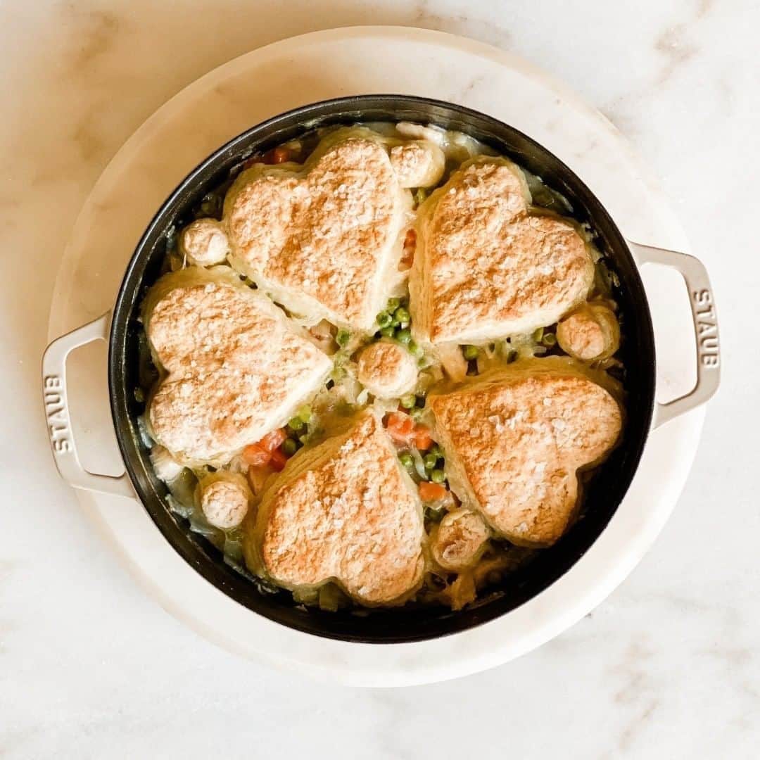Staub USA（ストウブ）さんのインスタグラム写真 - (Staub USA（ストウブ）Instagram)「We're feeling the love with this chicken and biscuit pie from @chez_lucolette! Valentine's Day dinner doesn't have to be complicated: feed your whole crew something everyone will adore by cooking her recipe (tap the link in @chez_lucolette's bio and then the photo to find it) in your trusty cocotte. Shop the exclusive sesame color on @food52. #madeinStaub」2月14日 0時26分 - staub_usa