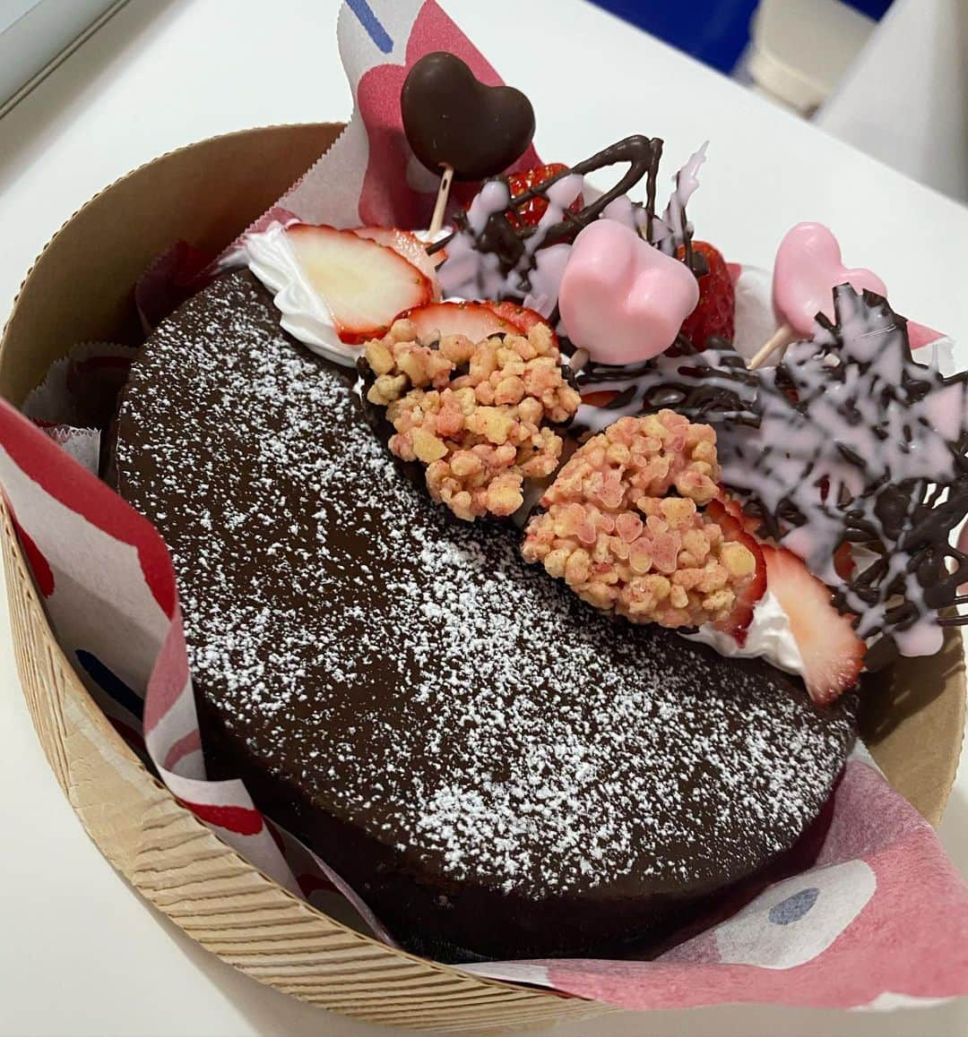 守田美咲さんのインスタグラム写真 - (守田美咲Instagram)「今年のValentineはchocolatecakeと毎年恒例そーまの大好きなサーターアンダギー😋✨  そして流行りの歯🦷笑 美味しいって言ってくれて良かった💖💖  #バレンタイン #バレンタイン手作り #チョコケーキ #サーターアンダギー」2月14日 0時31分 - misamisa_kimono