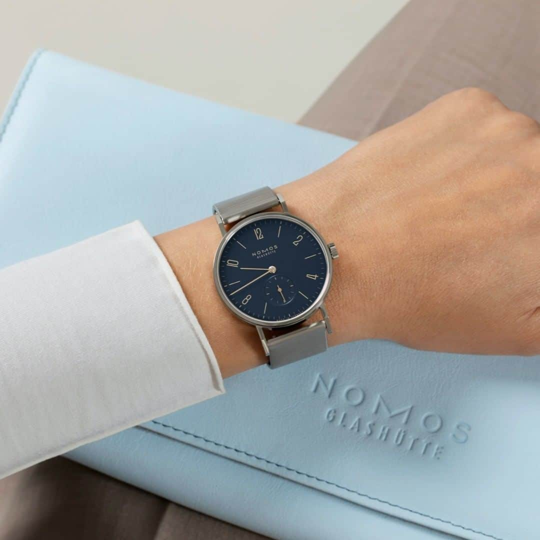 ノモスのインスタグラム：「Name a more elegant couple: Hand-wound watch Tangente midnight blue and the NOMOS travel clutch—still available in light gray in the NOMOS Store.  #nomos #nomosglashuette #wristshot #nomostangente #nomosgiftguide」