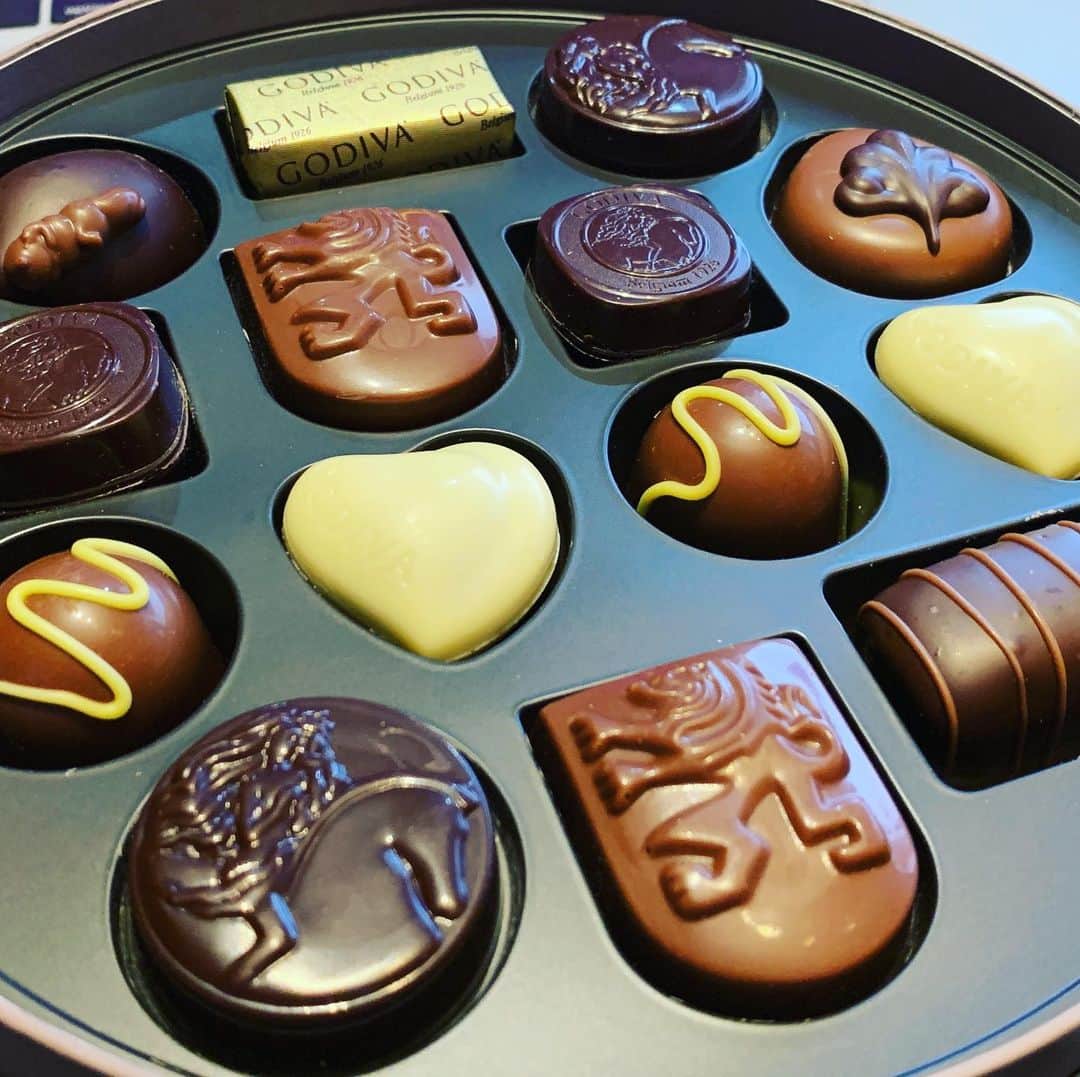 YOICHIのインスタグラム：「毎年の楽しみ。チョコ好き。 #ゴディバ #GODIVA #バレンタイン #valentine」