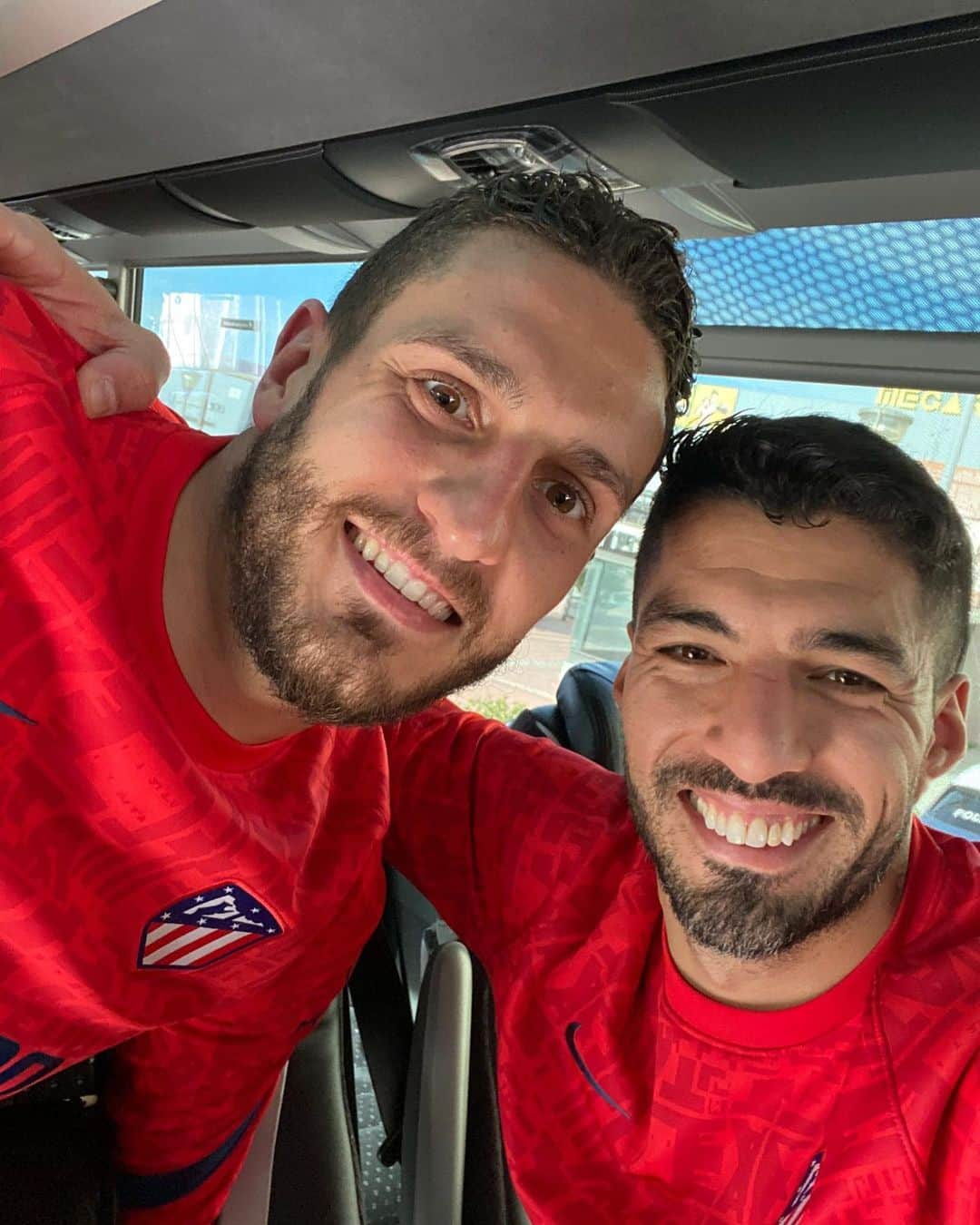 ルイス・アルベルト・スアレスさんのインスタグラム写真 - (ルイス・アルベルト・スアレスInstagram)「Grande equipo por los 3 puntos muy importantes 💪👊🔴⚪️ Felicitaciones capitán @koke6 por seguir entrando en la historia 👏🔝!!! A seguir que falta mucho equipo 👊👊 #siemprepositivo #leyendacolchonera」2月14日 0時34分 - luissuarez9