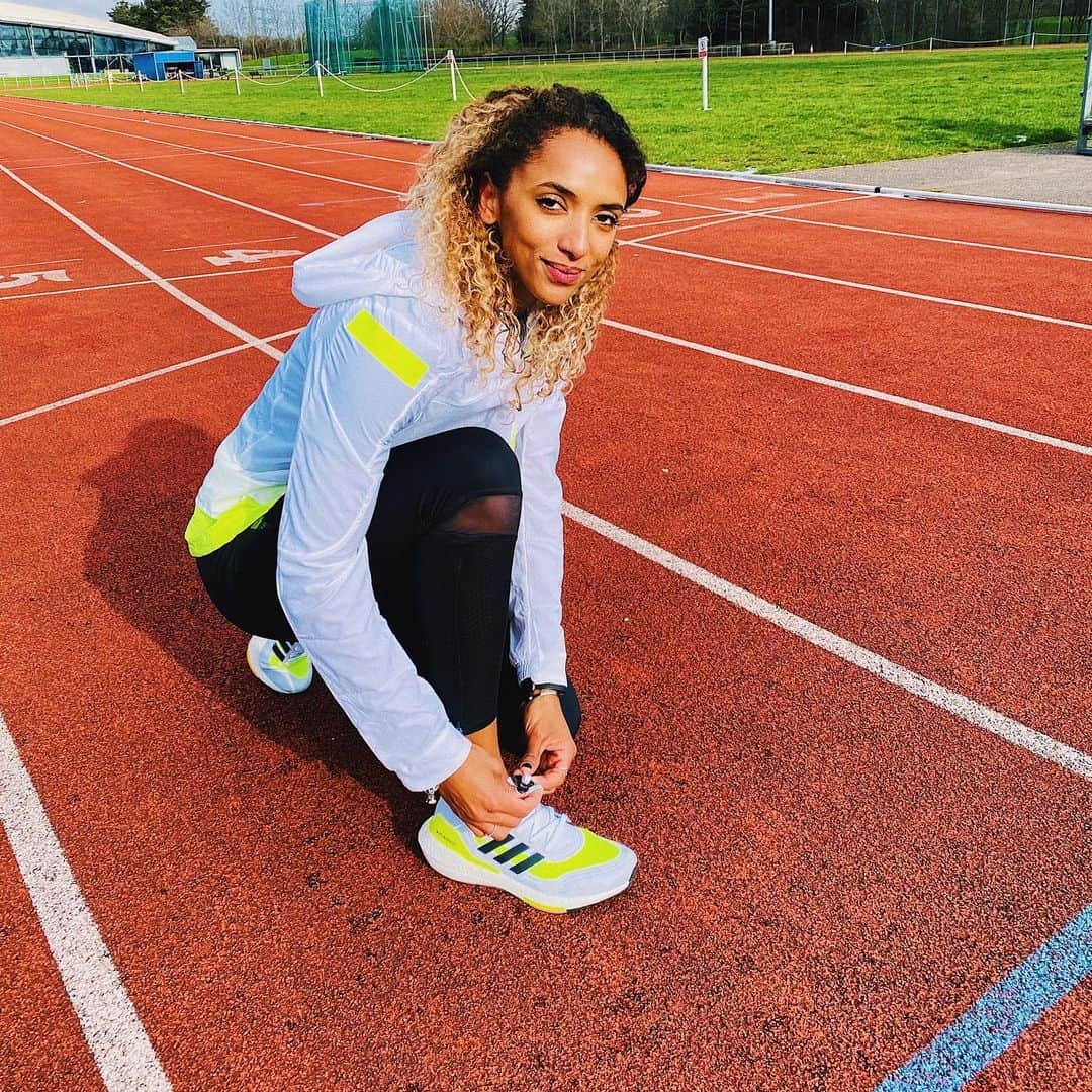 Laviai NIELSENのインスタグラム：「My new favourite shoe, giving me a much needed boost for these cold winter days ⚡️ get outside, feel the energy and that runners’ high we all love 💛  Available now @sportsdirectuk #ultraboost21 @adidas」