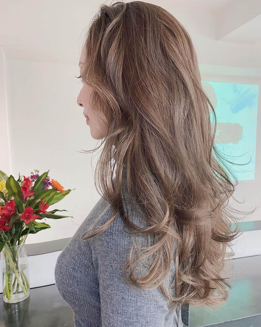 金本かすみのインスタグラム：「hair color❤︎いいお色味😍 この写真では絶対わからないでしょってことなんだけど、前髪の分け目を反対側に変えました✨笑♪ あ、インスタのプロフィール写真は分け目変えた写真にしました(●´ω`●) #haircolor #巻き髪 #ヘアスタイル #くるん #ちゅるん」