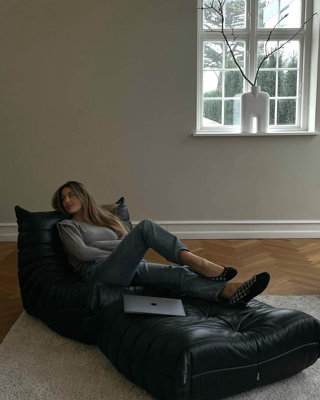 Mathilde Goehlerのインスタグラム：「Collaboration with @frame 🤍 wearing their new “Le Slouch” on the couch. I have a personal code for you, “MATHILDE20” for 20% off your first purchase 🤍」