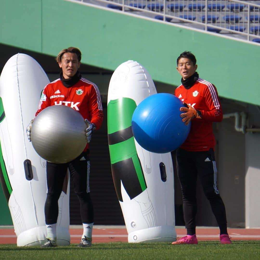 松本山雅FCさんのインスタグラム写真 - (松本山雅FCInstagram)「2.13 鹿児島キャンプ  #yamaga #松本山雅fc #GK #バランスボール #圍謙太朗 #村山智彦 #神田渉馬」2月14日 0時57分 - matsumoto.yamagafc