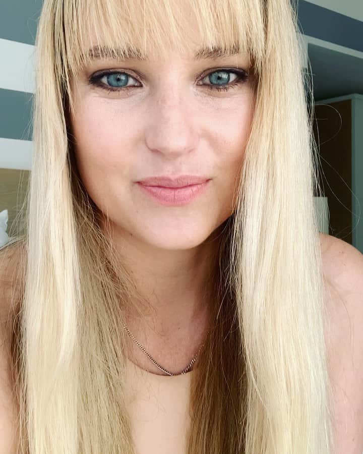 ジェネビーブ・モートンのインスタグラム：「To be my valentine, follow @ongoody and tell me a story in the comments section about a time that you forgot Valentine’s Day. If I think your story is the best, I might send you a gift from the @ongoody app! AND use the code GEN10 to take $10 off your first @ongoody order. To see how simple it is to use Goody, go to my stories where I made a little video, and swipe up to get the App. #ad #goody」