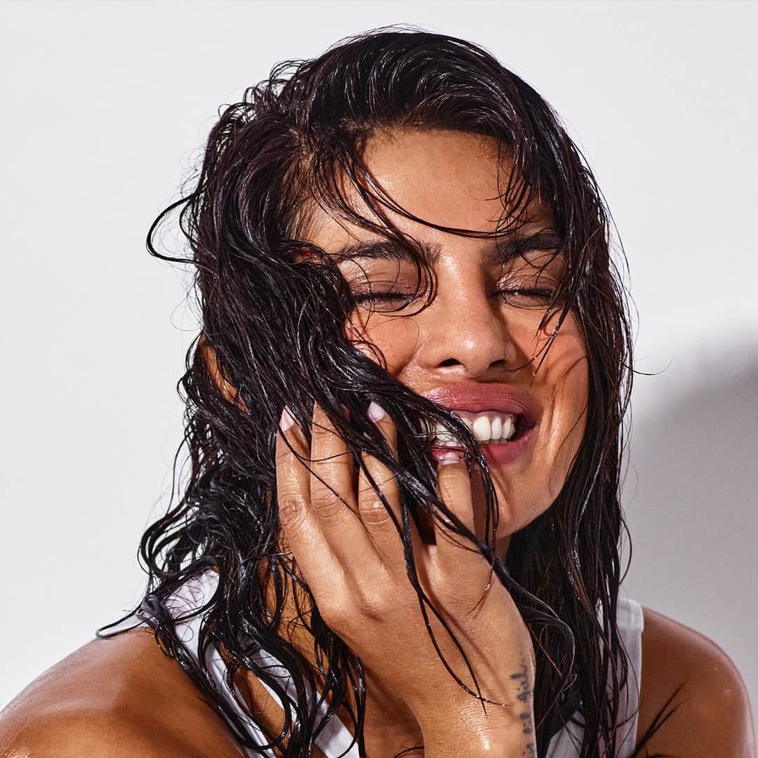 Target Styleのインスタグラム：「Look who joined the Target Clean fam! 👀  @anomalyhaircare by @priyankachopra is haircare with clean ingredients and less packaging, all under $5.99. 🌿」