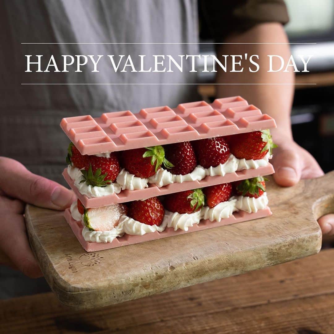 のインスタグラム：「Happy Valentine's Day!  LOTTE Pink chocolate strawberry sandwich  #バレンタイン #valentinesday #chocolate #valentine #バレンタインチョコ #lotte #ロッテ #pinkchocolate #ghana #ガーナ #ピンクチョコレート #ストロベリー #strawberry #イチゴ #苺 #chocolatebar #板チョコ」