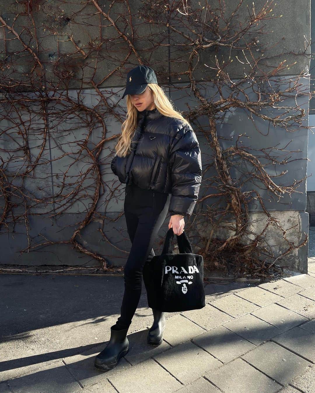 ペニーレ・タイスベックのインスタグラム：「Puffy and fluffy 🖤」