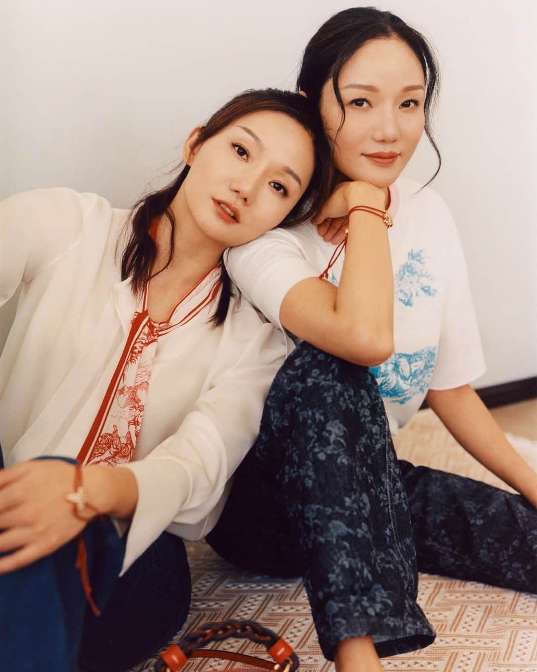 Chloéさんのインスタグラム写真 - (ChloéInstagram)「For Lunar New Year, identical sisters gather together to share tender and lasting moments. “Arts can inspire us,” explain synchronized swimmers, Wenwen and Tingting.  Discover the festive capsule in boutiques and on chloe.com  #CHLOEcny #CHLOEvoices」2月14日 1時00分 - chloe