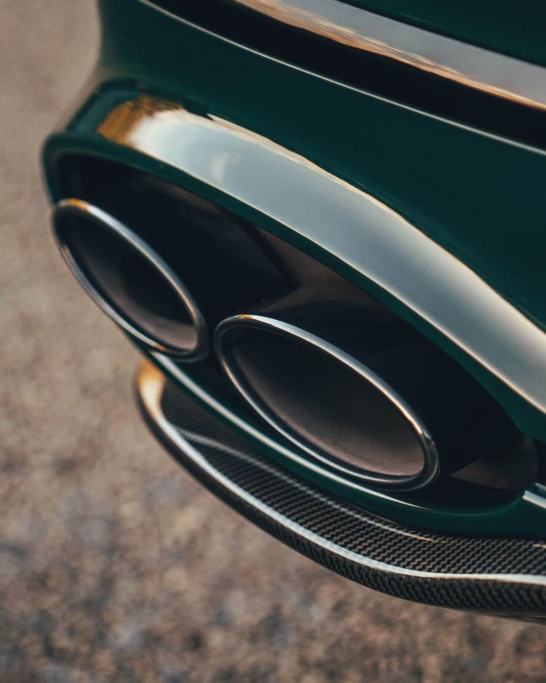 ベントレーさんのインスタグラム写真 - (ベントレーInstagram)「Find what drives you and then... go out and drive it. The #NewFlyingSpur V8. _ #Bentley Flying Spur V8 WLTP drive cycle: combined fuel consumption: 22.2 mpg (12.7 l/100 km), combined CO₂: 288 g/km」2月14日 1時00分 - bentleymotors