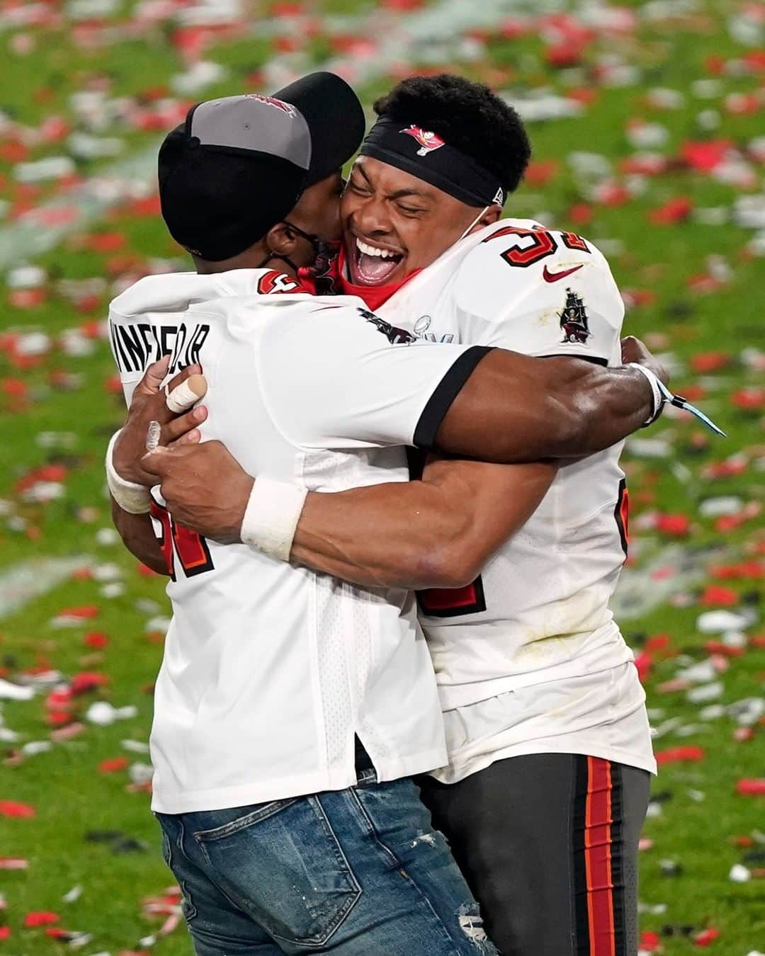 NFLさんのインスタグラム写真 - (NFLInstagram)「Antoine Winfield Sr. played 14 seasons in the NFL. He got to witness his son @antoinewinfieldjr win the Super Bowl as a rookie 🙏  📷: Jason Behnken/AP」2月14日 1時00分 - nfl