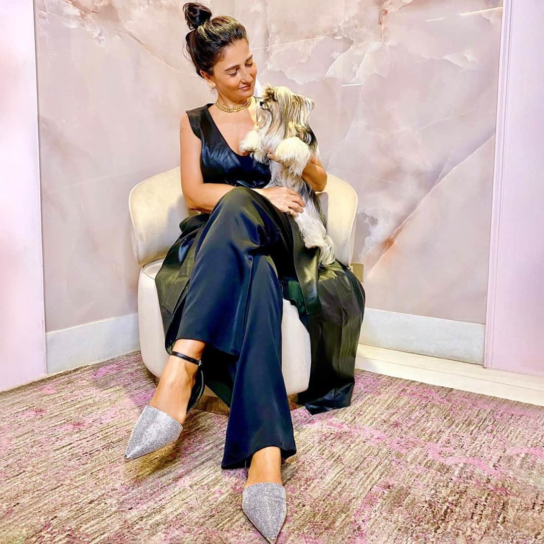 Santa Lollaのインスタグラム：「O ponto de interesse na produção da Alice Ferraz @fhits ficou a cargo da nossa sapatilha com bico fino e acabamento em malha de cristal. Um item com tanto brilho assim sempre dá aquele up no visual, não acham? Amamos! [ 0346.2D8B.0002.0001 • R$249,90 ] #santalollaverao21 #comfyglam #shiny #elasusamSL」