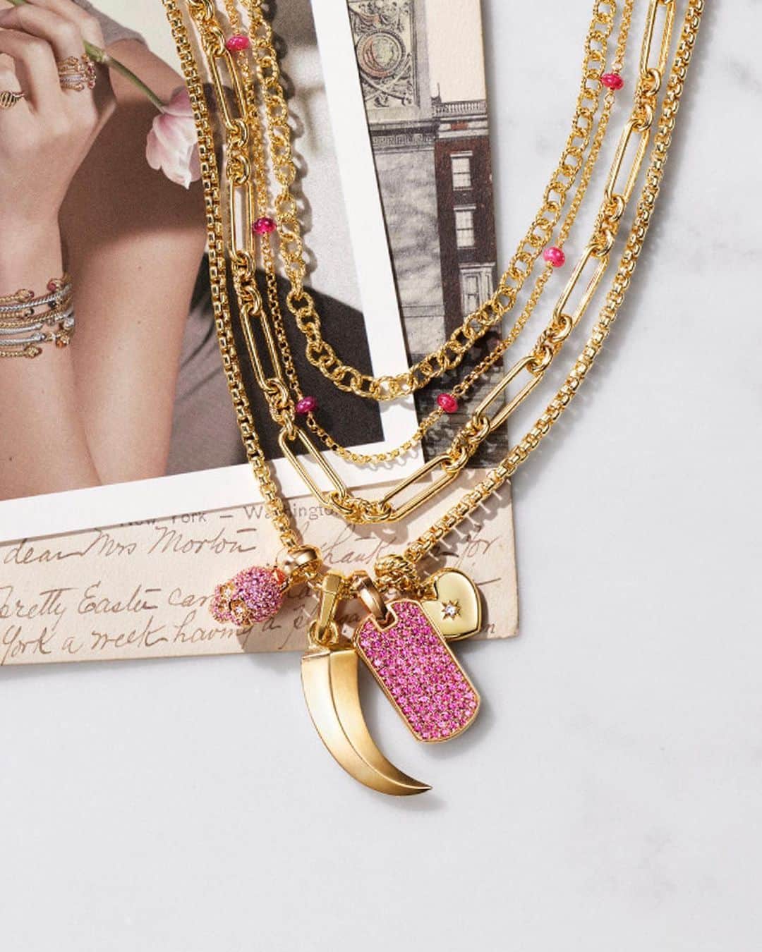 デビッドヤーマンのインスタグラム：「How do we love you? Let us count the ways. The options for last-minute Valentine’s Day gifts are endless at our stores. #DavidYurman #ValentinesDay2021」