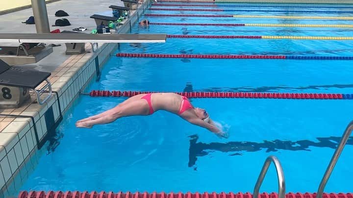 キーラ・トゥサントのインスタグラム：「Jumping into the weekend!! 💪🏼 good first week of training here in Curaçao 🇨🇼 #teamNL #ArenaWaterInstinct #elkedagbeter」