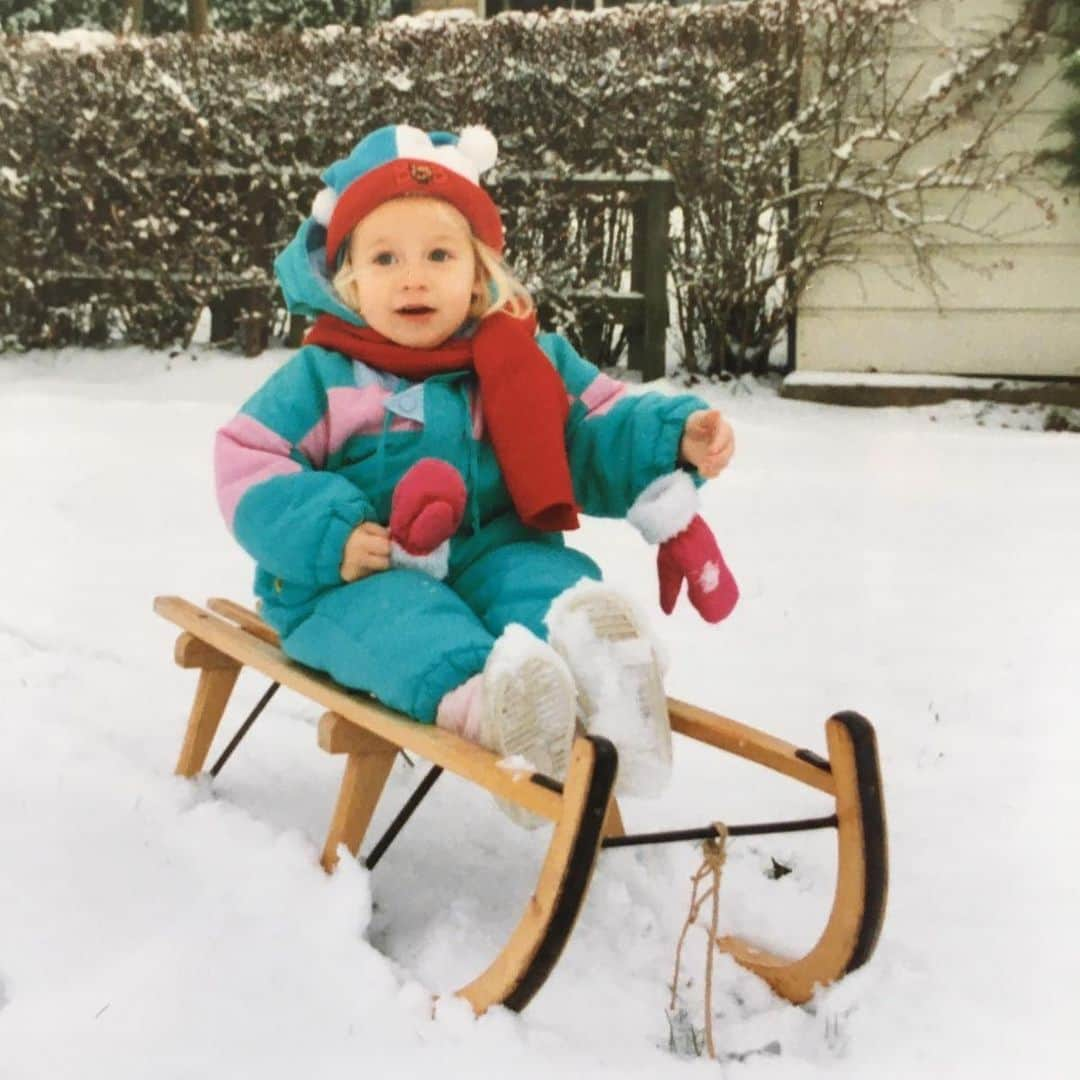 セレーナ・ピークのインスタグラム：「Been loving snow since ‘91 🤩. We are currently in (snowy) Finland for the European team championships which is starting Tuesday. It feels great to be out here and I look forward to some exiting matches with the team 🏸 🔥 #emtc2021 #badminton #teamnl #snowwhite #finland」