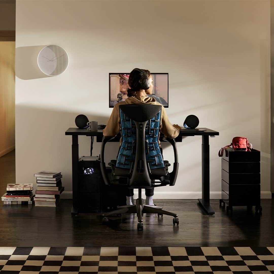 Herman Miller （ハーマンミラー）さんのインスタグラム写真 - (Herman Miller （ハーマンミラー）Instagram)「Supported by years of research from over 30 physical health experts, the Embody Gaming Chair is crafted for the good of every gamer. Support your body—or the one you love—this #valentinesday weekend with the Embody Gaming Chair. Plus, it ships free! #hmgaming @logitechg」2月14日 1時16分 - hermanmiller