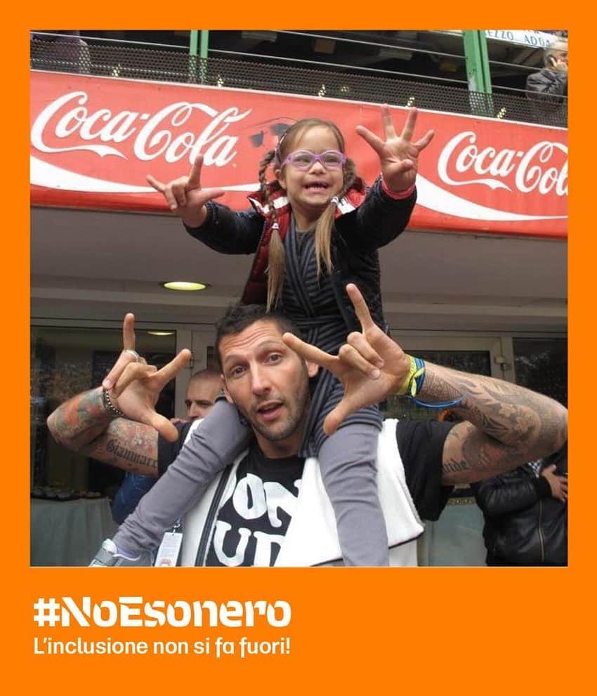 マルコ・マテラッツィのインスタグラム：「L’inclusione non si fa fuori! #noesonero ❤️」