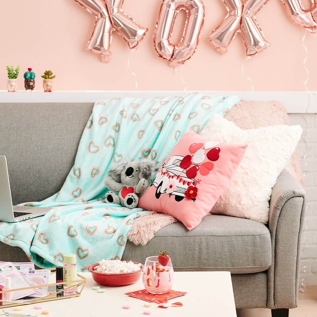 ロック&リパブリックのインスタグラム：「Going virtual for Galentine’s Day? 💘👯‍♀️ Find all the goodies you’ll need to celebrate in our Instagram Shops, and get them in 1 hour or less with free store pickup. #Kohls」