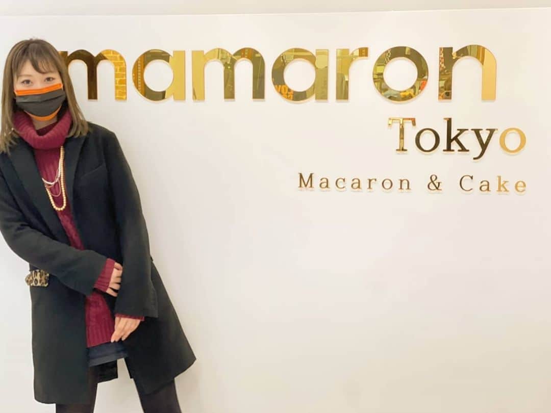 松浦麻里奈のインスタグラム：「ママロン😚👍今日のデザートは、 通常のマカロンよりもボリューミーで カワイイ、デコレーションがされている 韓国で話題のマカロン「トゥンカロン」😘♥  @mamarontokyo  手のひらサイズの巨大マカロン♡ クッキーモンスター🤩  新大久保にもあるけど、 最近出来た池袋サンシャインシティのほ 方へ！  混雑してなくて！すんなりゲットできる(◉‿◉)  全部気になったけど、まずは１０種類😋👍  #デザート#ママロントウキョウ #ママロン #マカロン #MACARON#お菓子#スイーツ #sweets#sweetstagram #スイーツ好きな人と繋がりたい #スイーツ部  #夜食#お散歩#池袋サンシャインシティ#サンシャインシティ #アルタ#fashion#ファッション#韓国マカロン #マカロン専門店#pr#present #lunch#desserttime」