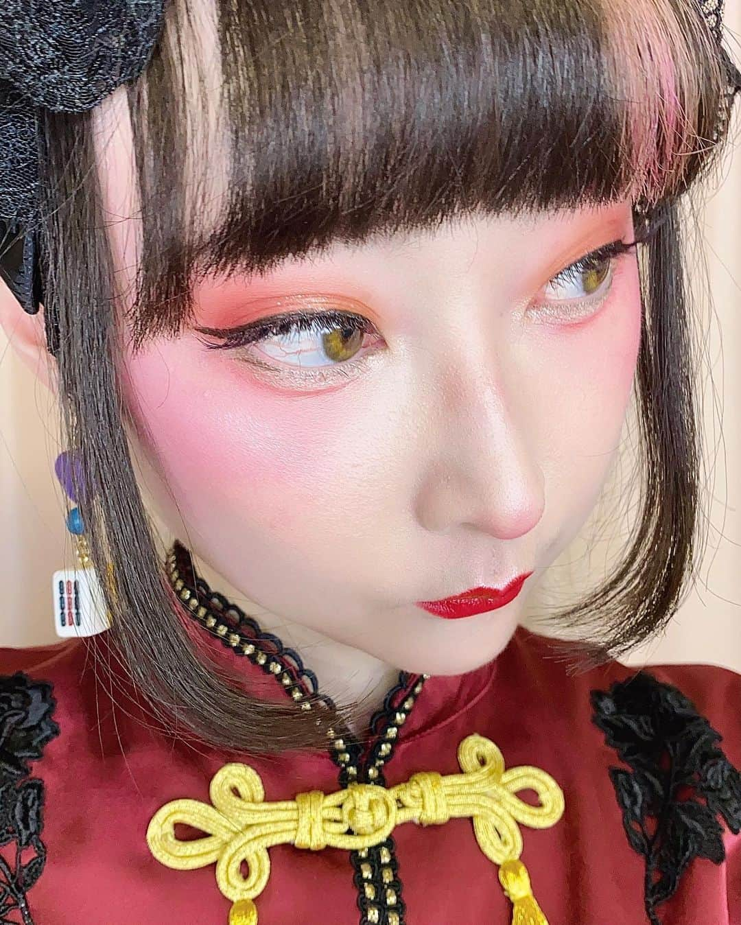 RinRinさんのインスタグラム写真 - (RinRinInstagram)「Lunar new year makeup 🧧❤️ brings you good luck... maybe 😬 旧正月のメイク🧧❤️ラッキーカラーのレッド！ . . #コスメ Base: #larocheposay uv tone up #missha bb cream #shuuemura unlimited concealer #milanocollection powder Eyes: #katetokyo tone dimensional palette red brown #uzu eye opening liner #michebloomin glamorous dolly  Face: #annasui blush #maccosmeticsjapan mineralized blush just a wisp  Lips: #maccosmeticsjapan dear you . #ootd Dress, hair bun: #angelicpretty  Headdress: #atelierpierrot Earrings: #kozikastyle  . .  #rinrindoll #japan #tokyo #harajuku #japanesefashion #tokyofashion #harajukufashion #東京 #コーデ #今日のコーデ #lunarnewyear #旧正月 #japanesecosmetics #japanesemakeup #チャイナドレス #華ロリ」2月14日 1時13分 - rinrindoll