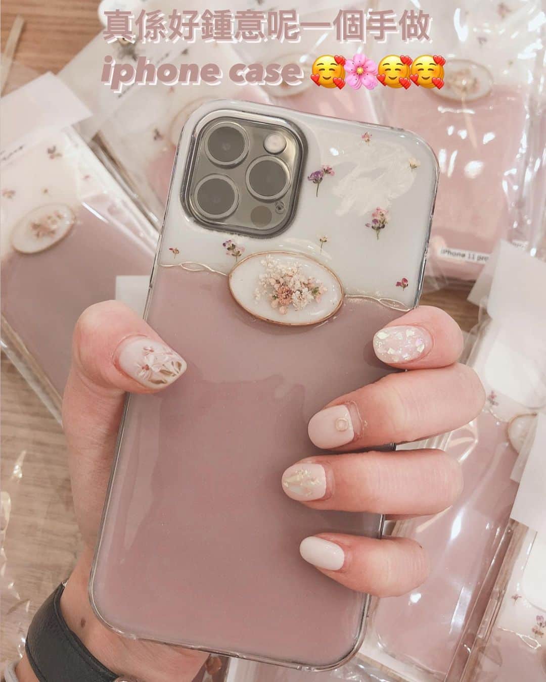 Fleur Fleurのインスタグラム：「💝情人節Valentines Day Special🥰🌸 由一個日本🇯🇵飾物作家 @___sana.accessories  製作嘅iPhone case 可以轉換不同型號的💞 我呢個手造手機殼實在是太美太美！ 手機殼接受訂購🤤🤤👌🏻 將會於2月嘅18-21號嘅飾物market內展出！ 敬請各位親臨市集選購及參觀😘🌹  WhatsApp查詢熱線55729458 銅鑼灣門市地址：銅鑼灣恩平道52號2樓A室」