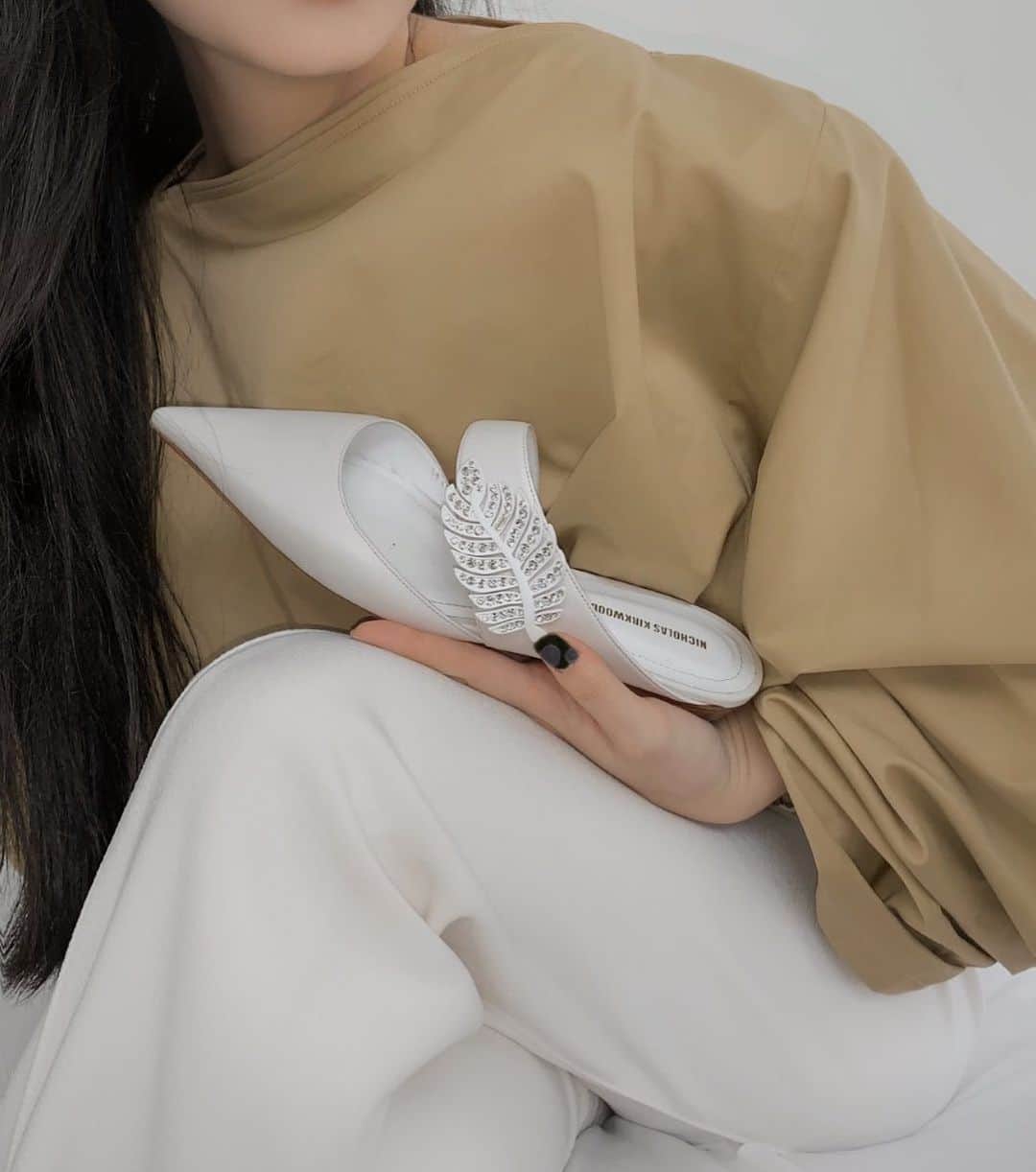 ニコラス カークウッドのインスタグラム：「Indoor Treatment: Elevate your day- to-day style with our Monstera flats in biodegradable leather. Head to View Shop to discover our environmentally conscious styles. #Nicholaskirkwood」