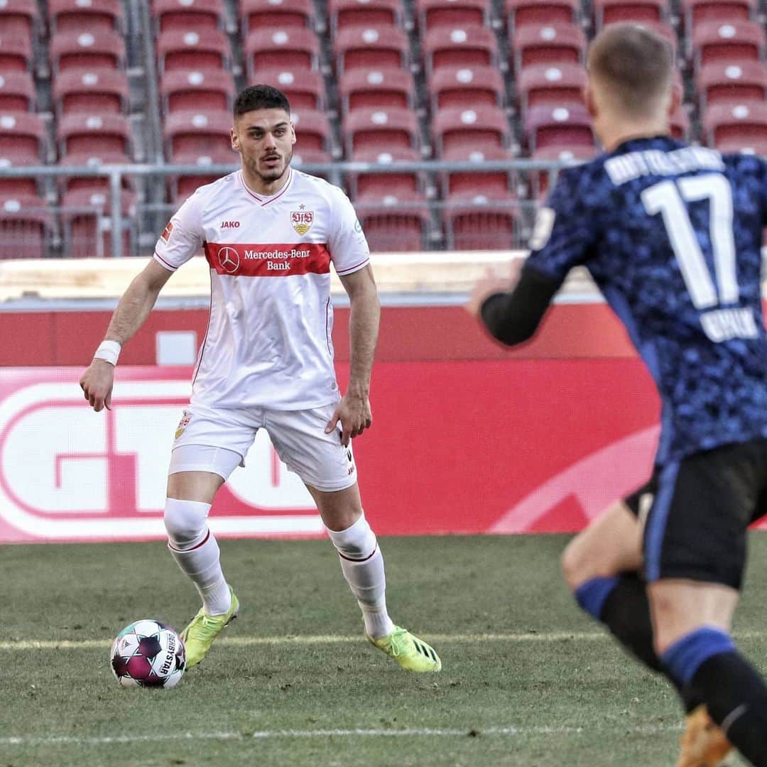 VfBシュトゥットガルトのインスタグラム：「Spielende. 1:1-Unentschieden gegen @herthabsc.  ---- #VfBBSC 1:1 #vfbstuttgart1893 #vfbstuttgart #auscannstatt #heimspiel #furchtlosundtreu #VfB #VfBInsta」