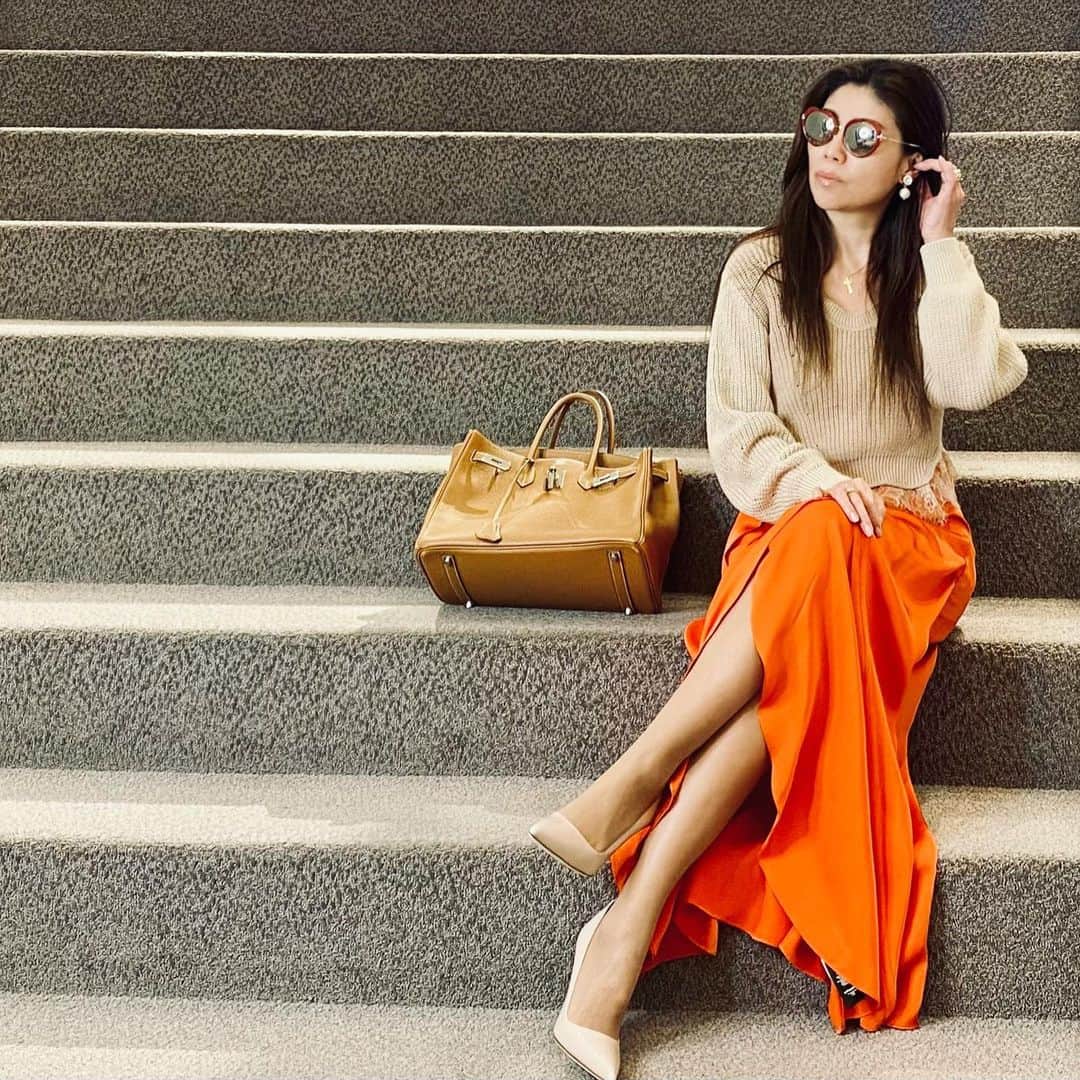 Taki Tanakaのインスタグラム：「ｓｅｌｆ-ｐｏｒｔｒａｉｔ ベージュとオレンジ。すき。  tops,skirt  #selfportrait  bag #hermes sunglasses #miumiu  shoes #manoloblahnik   ニットとパンプスは春夏コレクション、 スカートは去年のアイテム。 #良いもの好きなものを長く愛そう   カラフルなスカートやパンツは今シーズンおすすめです。 ボトムに色を合わすだけで今っぽくなるのでぜひ♡  #セルフポートレート @iza_official #入荷  #lnstorenow   #izastagram」
