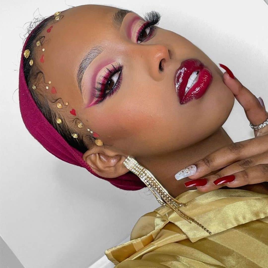 LiveGlamのインスタグラム：「Cupid’s got nothin on this glam 😍🔥 @_yaama__ used our “Scoop There it Is” and “Diamond$” lippies for this stunning red pout 💋💋 What color lip are you wearing this weekend?! #LiveGlamFam」
