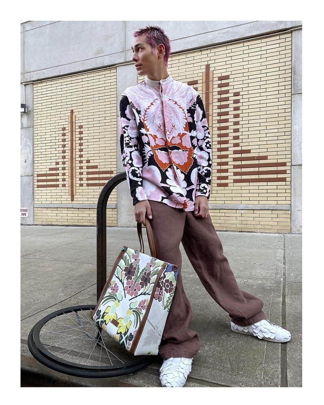 Valentinoさんのインスタグラム写真 - (ValentinoInstagram)「@evanmock was photographed in New York with an Arazzo Print shirt and bag from #ValentinoDiary and the #AtelierShoes Valentino Garavani 03 Rose Edition.   Photo by @germanlarkin  #ValentinoGaravani #AtelierShoesValentinoGaravani」2月14日 1時34分 - maisonvalentino