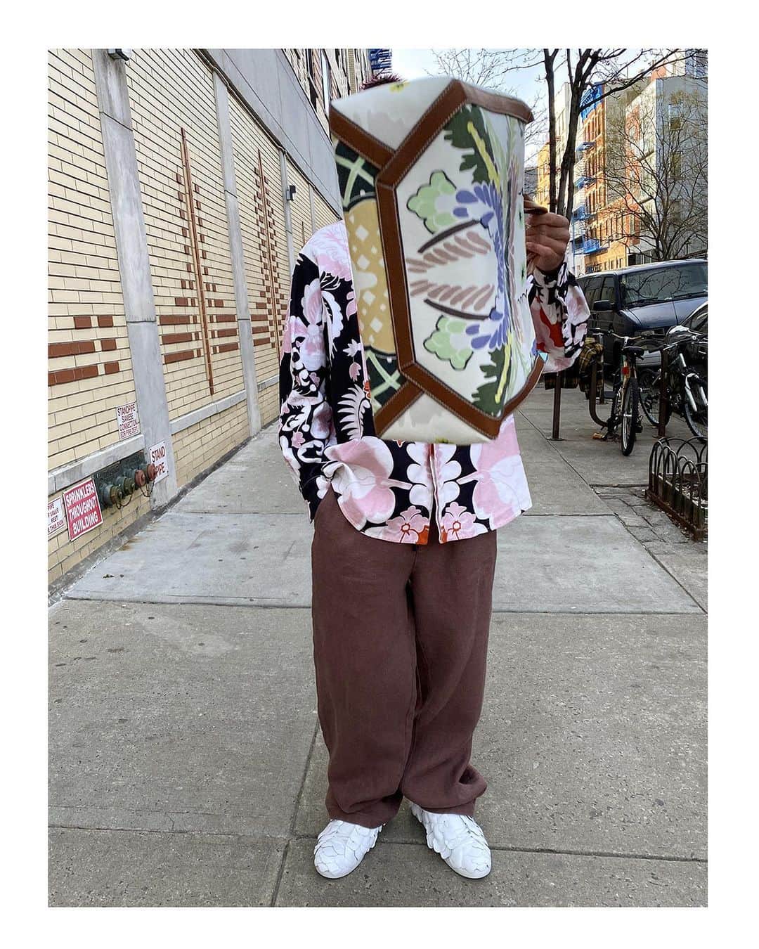 Valentinoさんのインスタグラム写真 - (ValentinoInstagram)「@evanmock was photographed in New York with an Arazzo Print shirt and bag from #ValentinoDiary and the #AtelierShoes Valentino Garavani 03 Rose Edition.   Photo by @germanlarkin  #ValentinoGaravani #AtelierShoesValentinoGaravani」2月14日 1時34分 - maisonvalentino