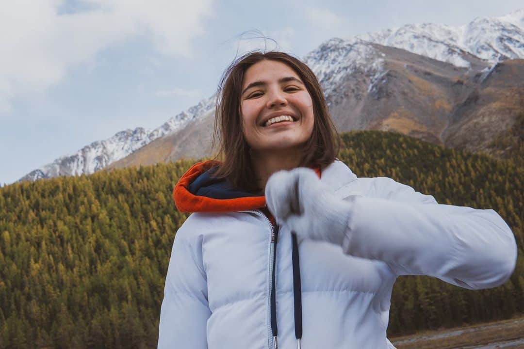 Ralina Rakipovaのインスタグラム：「Бежать подальше от торговых центров, повыше в горы и поглубже в лес. Делать букеты из полевых цветов и гладить лошадей. Искать водопад и жечь костры. Пить из чистого ручья и мыть запачканные кроссовки. Любить и восхищаться природой❤️」