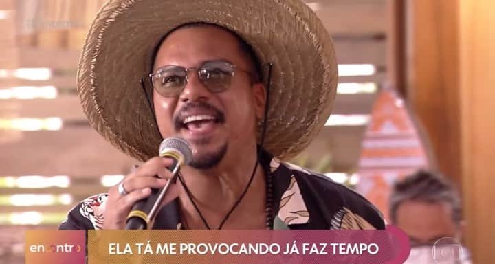 Sorriso Marotoのインスタグラム：「Quem assistiu o Encontro ontem? Obrigado pelo convite sempre especial, @fatimabernardes. Começando esse Carnaval diferente fazendo essa mistura boa pra vocês curtirem de casa! 🙏🏾🎊」