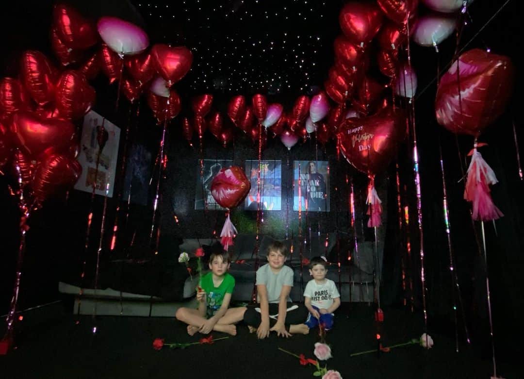 ダニエル・オハラさんのインスタグラム写真 - (ダニエル・オハラInstagram)「Valentines surprise for my boys ❤️ thank you @_elegant_events_ #valentines #valintinesdaygift #lovemychildren」2月14日 1時37分 - missdlloyd