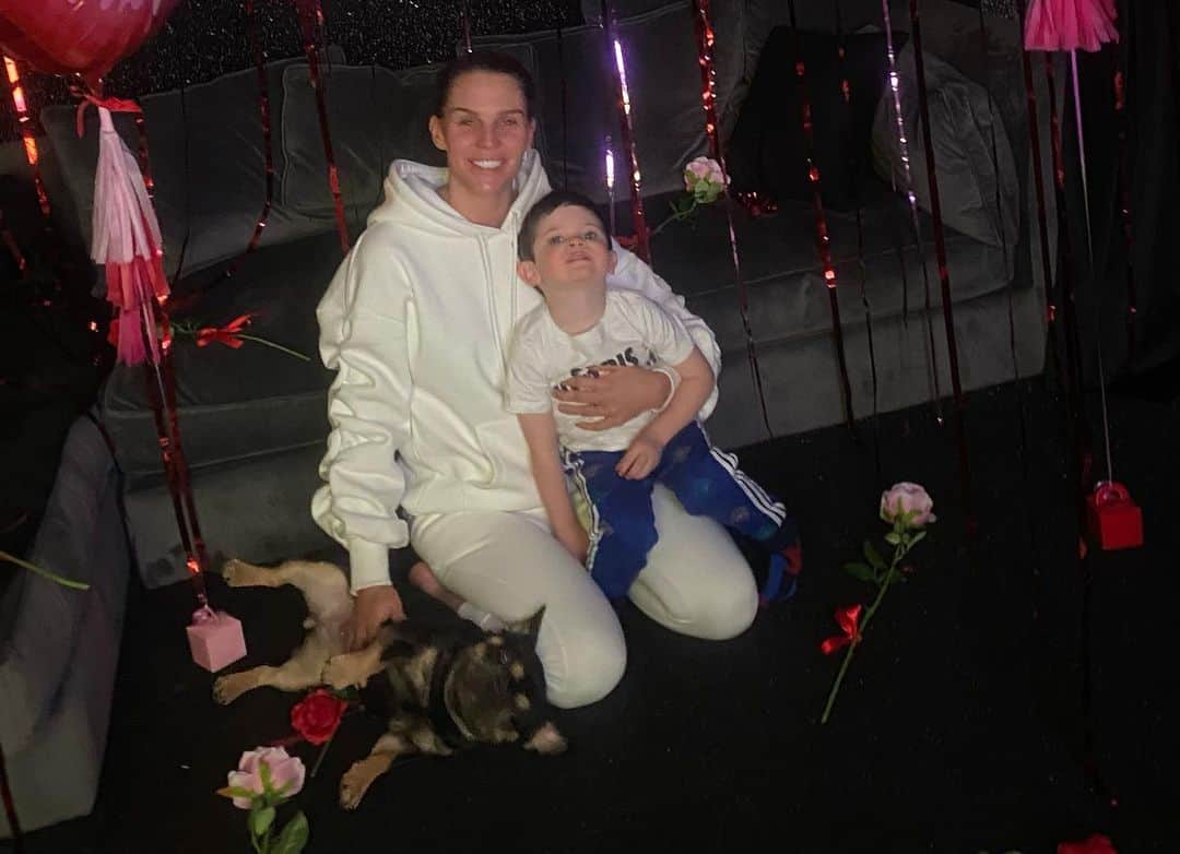 ダニエル・オハラさんのインスタグラム写真 - (ダニエル・オハラInstagram)「Valentines surprise for my boys ❤️ thank you @_elegant_events_ #valentines #valintinesdaygift #lovemychildren」2月14日 1時37分 - missdlloyd