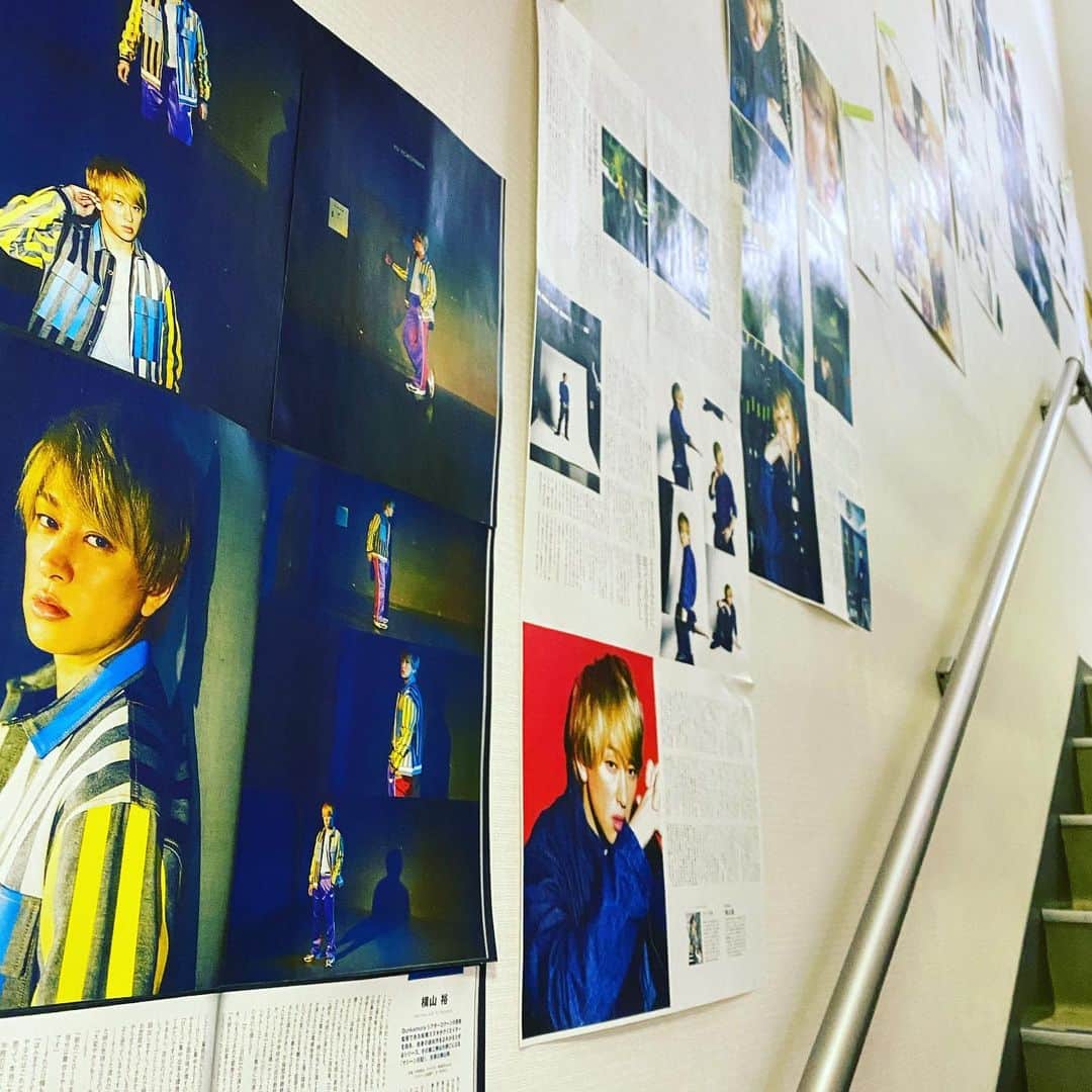 大根仁のインスタグラム：「マシーン日記日記。昼夜公演８&9ステージ目。小道具が壊れてたり、歌入りのタイミングがズレたり、その他細かい（気づかれない）ミスはありましたが、昼夜回どちらも、ステージにグルーヴが出てきました！グルーヴ、これはやっぱり役者と客席の間でしか生まれないんだよなあ。画像は楽屋から舞台に向かう階段。」