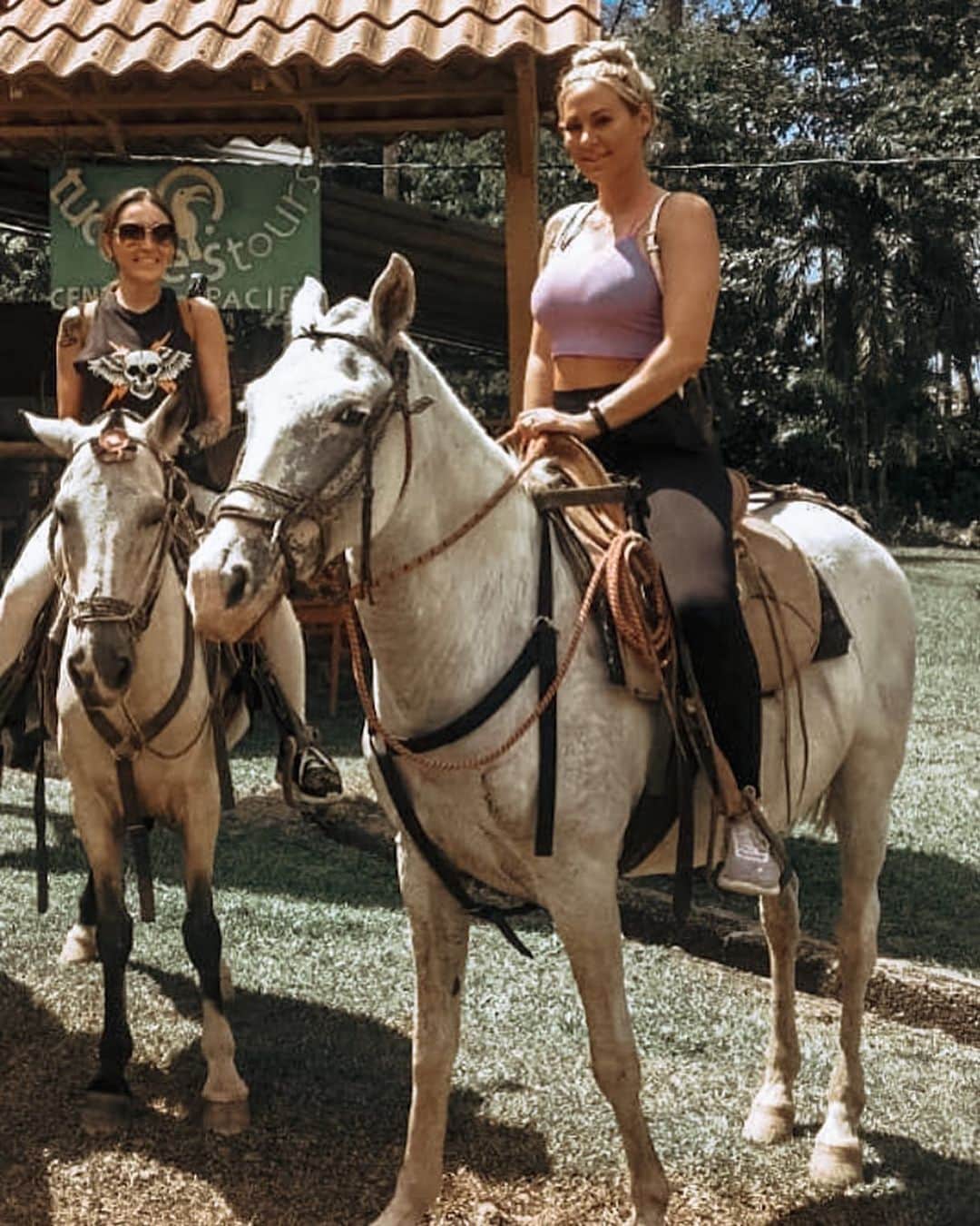 Kindly Myersのインスタグラム：「Horseback riding in Costa Rica with @tucanestours」
