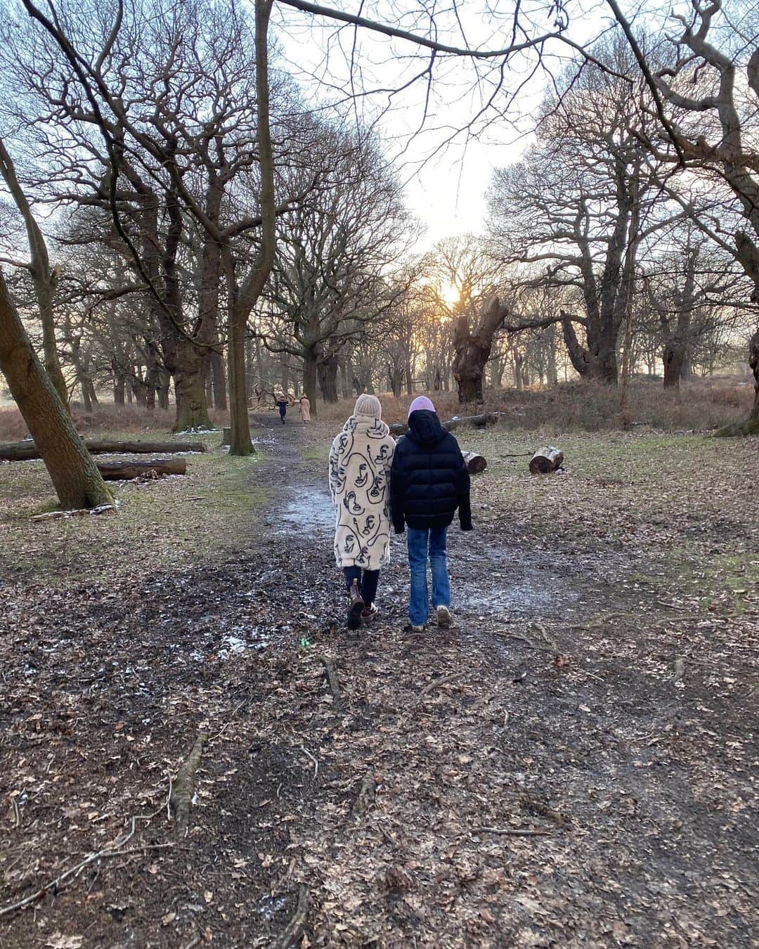 ファーン・コットンさんのインスタグラム写真 - (ファーン・コットンInstagram)「Thoughts this week.  Pic 1) Me and Lola walking, talking and realising our faces had numbed in the freezing wind. She is now taller than me and one shoe size bigger!  Pic 2) Little Honey pot showcasing so much wisdom for a 5 year old. She’d also rather a cream cheese bagel than a proper meal any day of the week.  Pic 3) My big beautiful boy who turns 8 next week. It’s often like living with a caged tiger during lockdown as Rex needs to run and be free so we’re looking to spring for hope and more time outside.  Pic 4) Why is THIS not on the front page of all news papers rather than the constant fear mongering?  Pic 5) Chinese New Year and the year of the ox. Reminiscing about Chinese news year two years ago when my darling Gok taught me how to make dumplings from scratch.  Pic 6) getting the most beautiful @happyplaceofficial short film ready for you all for valentines tomorrow. It makes me cry every time I watch it and I can’t wait for you to see it tomorrow over on the Happy Place account!  Pic 7) There’s a brand new Sounds of The 90’s for you over at @bbcsounds  Thanks for listening every week. Making this show brings me so much joy. We also found out yesterday that we are in the top 10 most listened to music mixes on Sounds, so from me Hannah and Claire who make the show.... thank YOU!」2月14日 1時45分 - fearnecotton