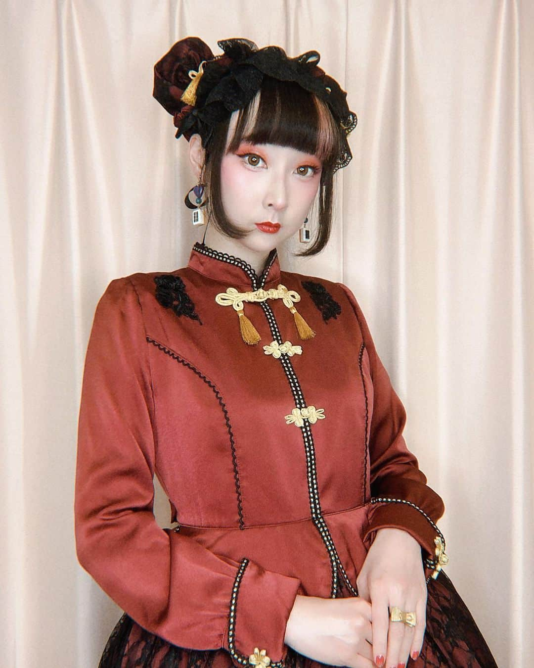 RinRinさんのインスタグラム写真 - (RinRinInstagram)「Wishing you lots of luck this year! いい年になりますように〜！🧧❤️  Lunar new year ootd 🧧❤️ 旧正月のコーデ Dress, hair buns: #angelicpretty Headdress: #atelierpierrot  Earrings: #kozikastyle  Shoes: #milkharajuku . .  #rinrindoll #japan #tokyo #harajuku #japanesefashion #tokyofashion #harajukufashion #東京 #コーデ #今日のコーデ #lolitafashion #lunarnewyearootd #旧正月 #lunarnewyear #ロリータ ロリィタ #チャイナドレス #中華ロリータ #華ロリ」2月14日 1時47分 - rinrindoll