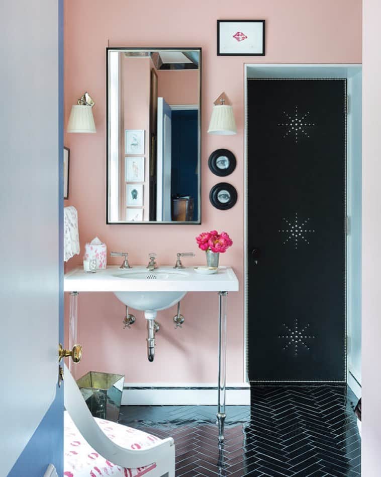 Homepolishのインスタグラム：「We’re feeling extra glam in @krbnyc’s powder room. High polish floors and a starburst pattern on the door add an A-list finish. Photo: @allenunruh.   Check out more design inspo and pro tips at the link in bio.」